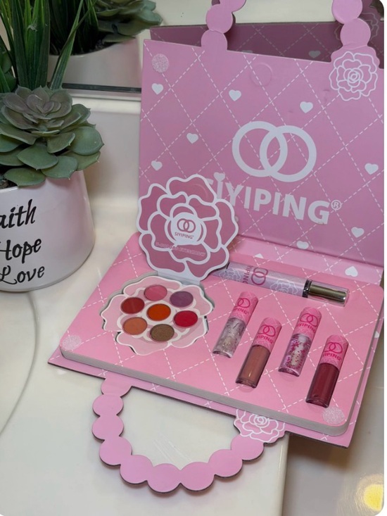 Other - SIYIPING Pink Heart Print Gift Beauty Pack